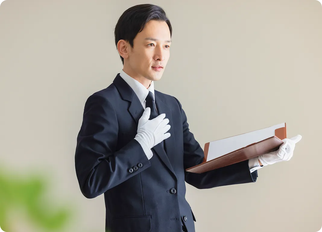 スタッフが式進行の準備をする様子